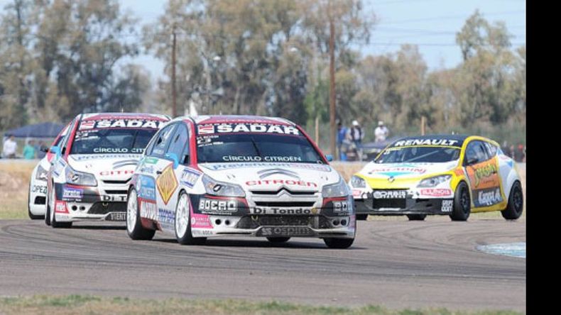 Rossi adelante y Mungi atrás. En la final, el Misil fue escudado por su coequiper..