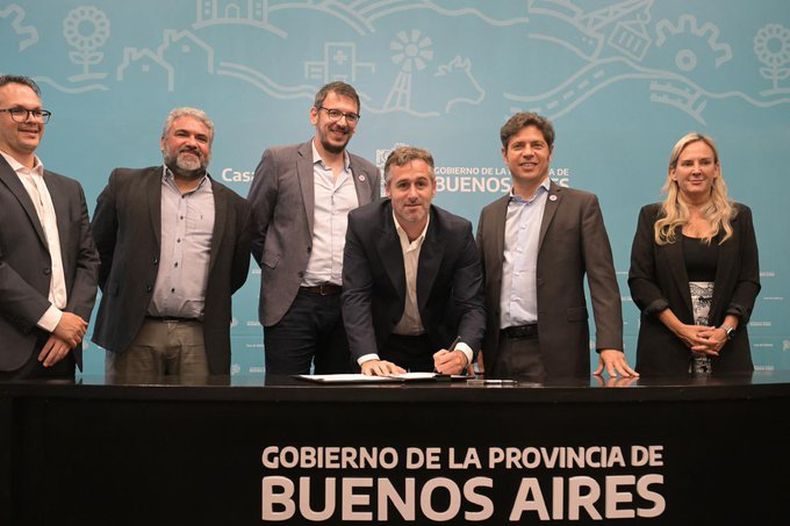 SONRISA. Achával firmó el convenio para la adquisición de equipamiento para Pilar.