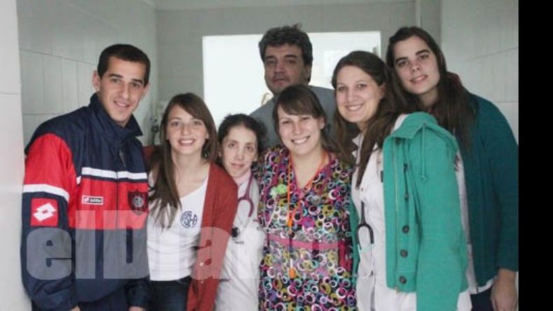 La presidenta de la peña y parte del staff médico junto a Romagnoli..