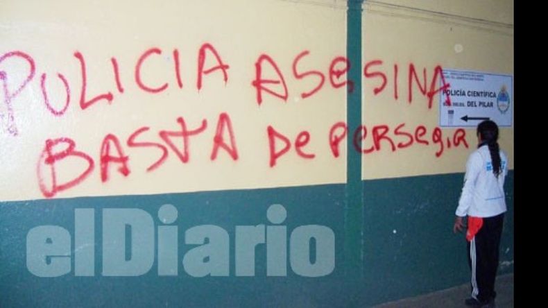 Pintadas ofensivas en la Comisaría de Pilar..
