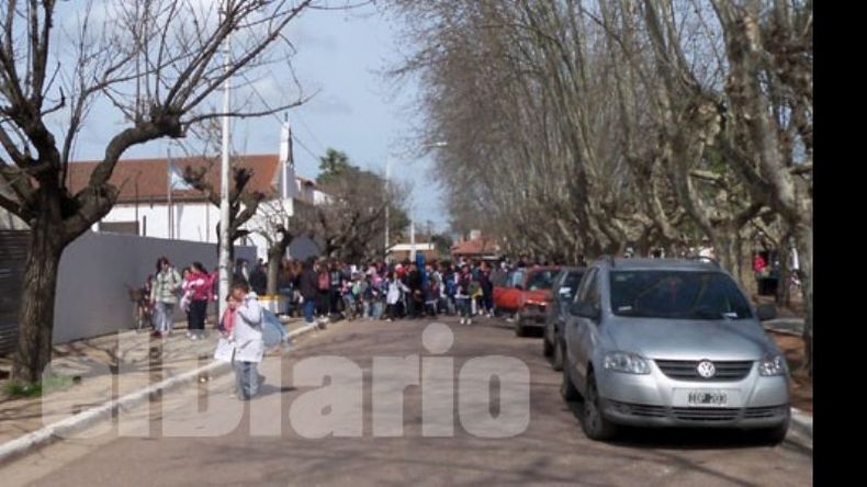 Sin agentes, los chicos salen de la Escuela Nº 11..