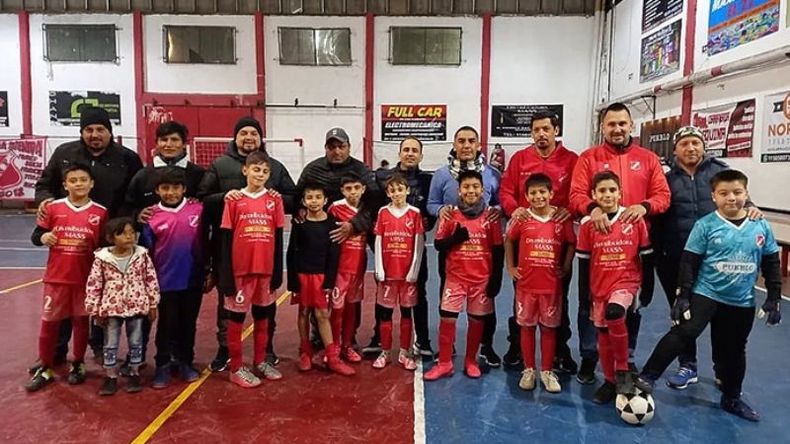 ORGULLO. Los chicos de la 2012 de Sportivo posan junto a sus papás..
