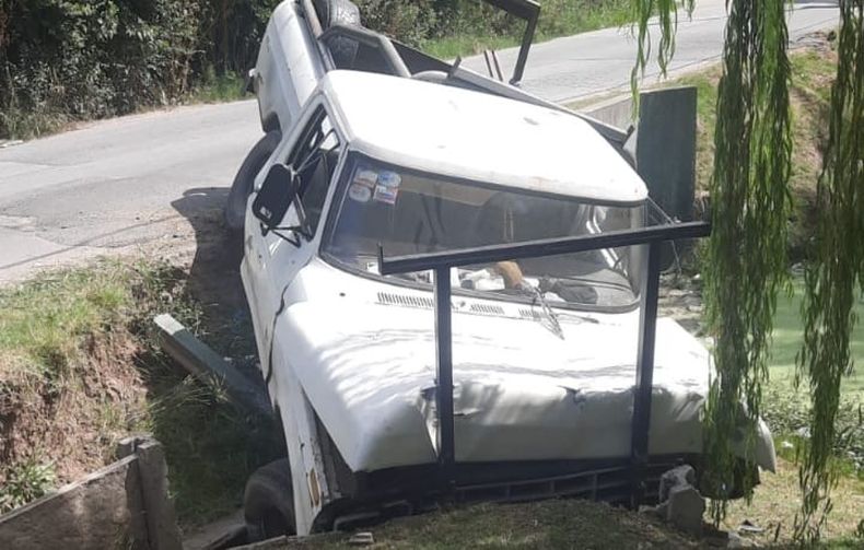 El conductor de la camioneta tuvo que ser trasladado al Hospital Central de Pilar con lesiones.&nbsp;