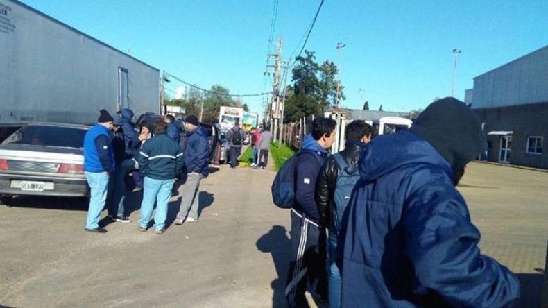 ACAMPE. En la planta, los trabajadores exigen mejores condiciones de trabajo. .