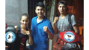 CINTURONES. Evelyn Galleguillo y Agustín Moreno escoltan al campeón de Full Low Pro, Abel Fregenal..