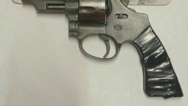 INCAUTADA. El arma con la que los delincuentes golpearon al remisero.