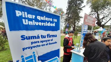 FIRMAS. Los vecinos dejaron sus adhesiones en Del Viso.