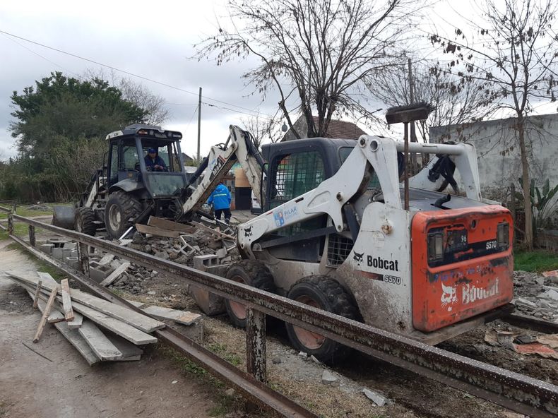 MÁQUINAS. El Municipio derrumbó la construcción sobre las vías del Urquiza.