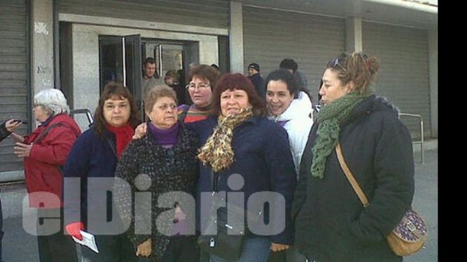 Grupo de vecinas, ayer, en la protesta contra Edenor..