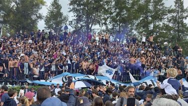 El festejo de Champagnat y su hinchada por el pasaje a la final.