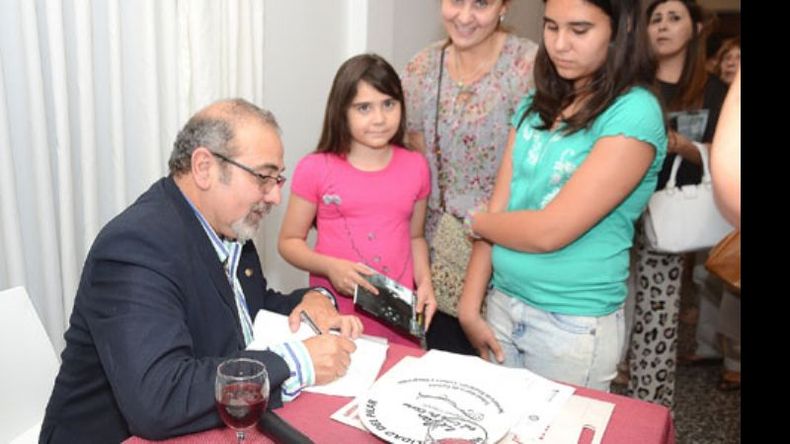 Manuel Vázquez firma ejemplares el día de la presentación..