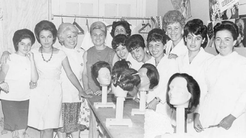 Lograr los sofisticados peinados de los 60 tenía su ciencia. Por ese motivo, en la escuela de peluquería no dejaban nada librado al azar, como lo demuestra esta imagen de 1964..