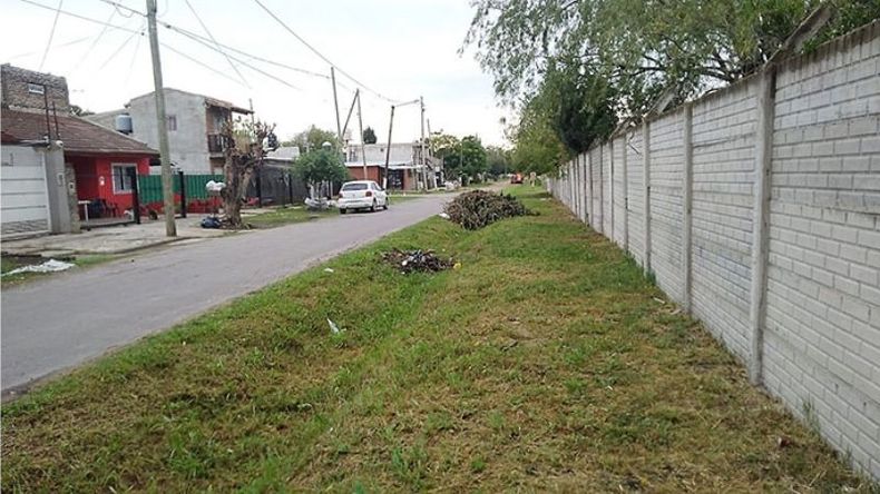 Qué triste ver la calle Salta y Azcuénaga. La habían dejado hermosay limpia. Por qué los vecinos dejan las ramas dónde no corresponde? Consideramos una falta de respeto. HogarSanta Marta Derqui..