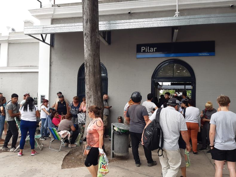 En 2022 hubo largas colas y gente que pasó la noche en la estación Pilar.