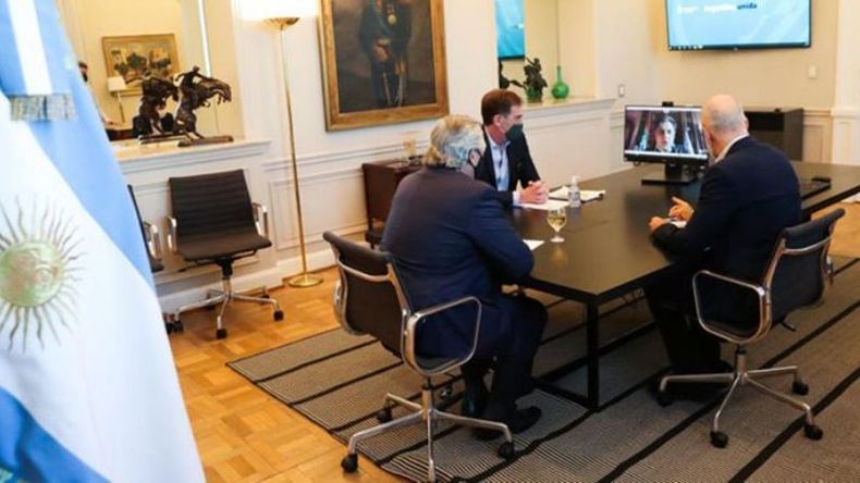 A DISTANCIA. Kicillof sigue aislado y participó de manera virtual de una reunión con Fernández y Rodríguez Larreta..