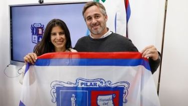 Daiana Ocampo recibió una bandera de Pilar de manos de Federico Achával.