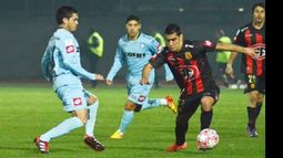 Una chance continental. Leandro Coronel (izq.) está entre los convocados de Deportes Iquique de Chile para disputar la revancha frente a Nacional de Montevideo, esta noche, desde las 21, por la primera fase de la Copa Sudamericana. El jugador surgido de Sportivo Pilar y formado en Vélez Sarsfield, fue titular en la victoria del último viernes ante Audax Italiano, por la 6ª fecha del Clausura la Primera División del fútbol chileno. Hoy, el equipo trasandino se jugará su continuidad en el c.