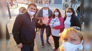 LECTURA. Pérez recorrió Del Viso con sus compañeros de lista, Repartieron 150 libros. .