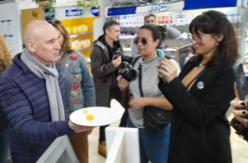 QUESO. Espert en una fiambrería de Pilar durante la campaña 2023.