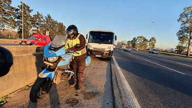 #BuenosAires | Agentes de la ANSV multaron a un vehículo de transporte de pasajeros que cometió 2 infracciones en simultáneo: circulaba por un carril por el que no podía ir y su conductor estaba usando el celular mientras manejaba. AU Panamericana, KM 23. #ElControlSalvaVidas. Seguridad Vial / @InfoSegVial..