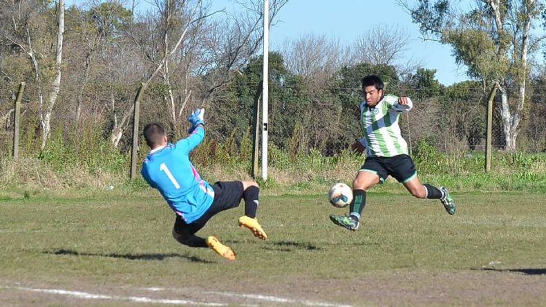 Mauro Zárate define ante la salida del arquero de Argentinos. Fue el 1-0 de Abrojal..