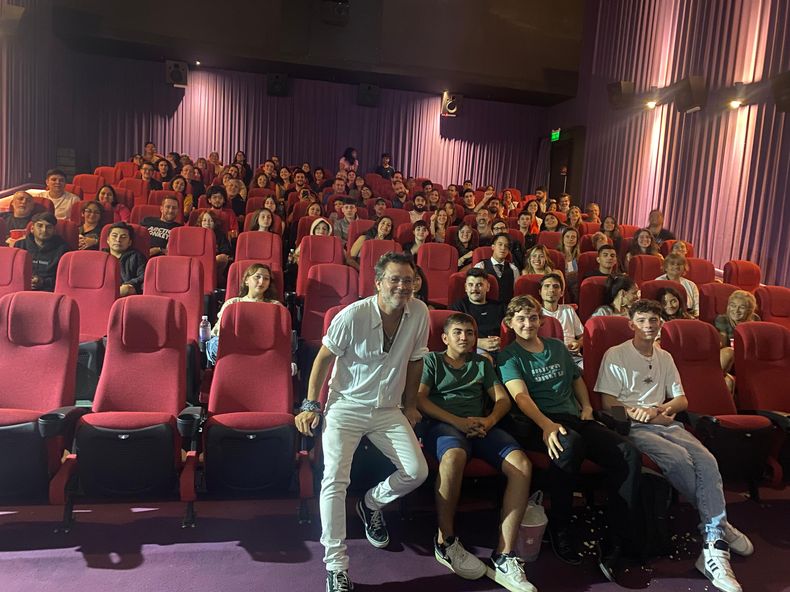 CON EL PÚBLICO. Gastón Pauls en Multiplex Pilar, luego de la charla.
