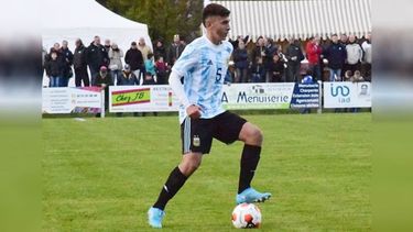 PELOTA DOMINADA. Camilo Rey manejó la mitad de la cancha y llevó la cinta de capitán. .
