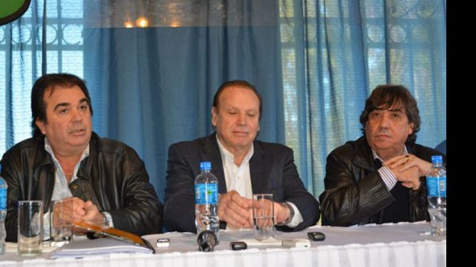 PIONEROS. Othacehé, con los sindicalistas, en la firma del acuerdo..