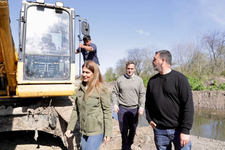 Federico Ach&aacute;val, Soledad Peralta y Santiago Laurent recorrieron los trabajos en el arroyo Pinazo.