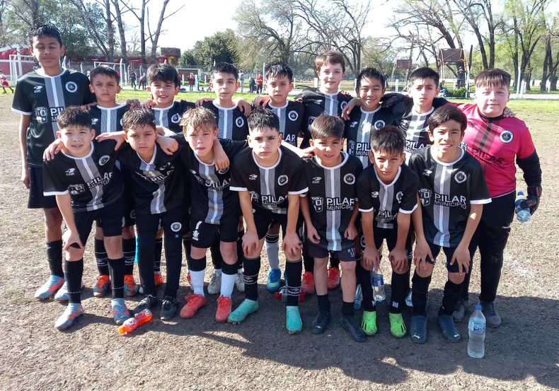 La categoría 2012 de Real Pilar festejó en el Oeste.