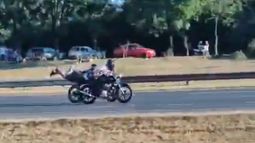 ACOSTADOS. Los motociclistas realizan peligrosas maniobras en Panamericana.