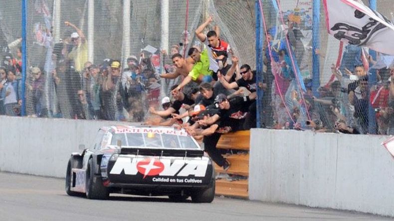 LA 15. Matías Rossi se detiene para devolverle todo el afecto que le brinda la hinchada de Chevrolet. .
