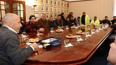 REUNIÓN. Ducoté, con trabajadores de Higiene Urbana, un área con déficit..