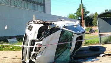 Un hombre murió tras volcar con su camioneta