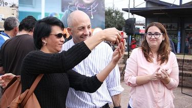 SELFIE. Ducoté fue acompañado por la candidata, Jésica Bortule. .