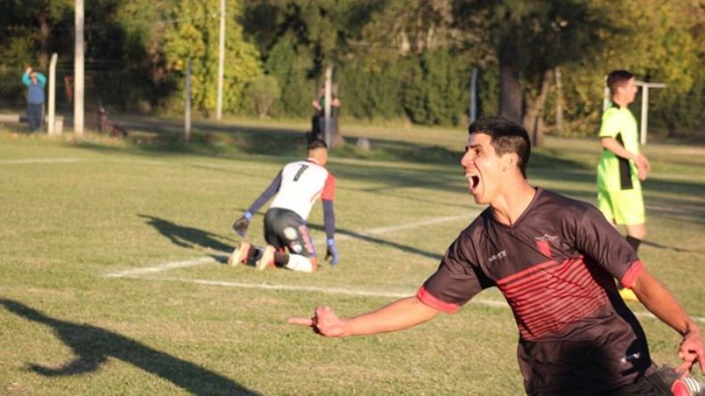 FESTEJO. Leo Albarracín grita el 2º y desata la locura rojinegra..