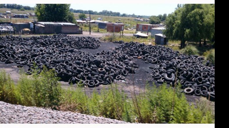 NEUMÁTICOS. Bordeando las vías del FFCC San Martín, frente al barrio Monterrey Sur pero también desde el lado paceño, en un predio se acumulan miles de neumáticos listos para ser quemados, lo que conlleva contaminación y la presencia de hollín y humo en los alrededores..
