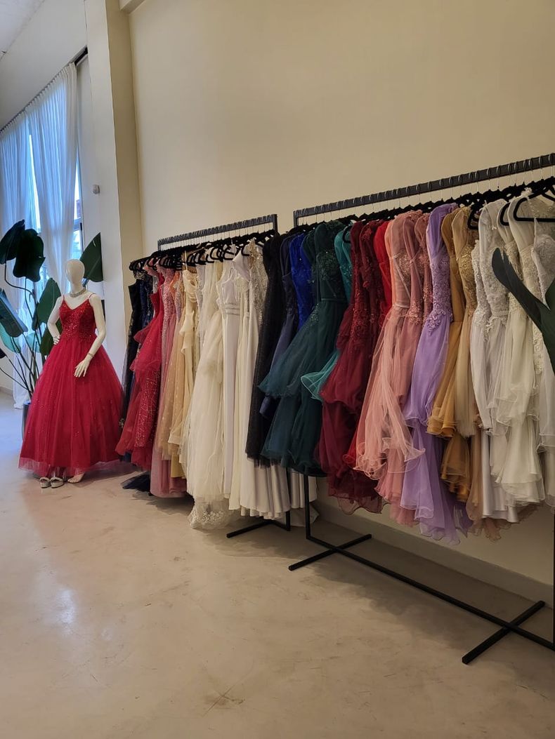 Donatella cuenta con más de 10 mil vestidos en stock.