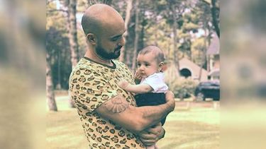 Papá baboso. Aunque siempre fue muy celoso de su intimidad, el orgullo por su hijo es más fuerte y capaz de vencer cualquier barrera. El cantante Abel Pintos, vecino de Pilar, compartió una tierna imagen con el pequeño Agustín, de tres meses..