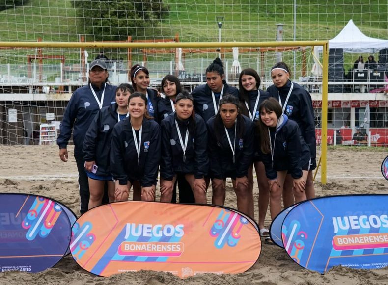 MEDALLA DE PLATA. El Fútbol Playa femenino de Pilar llegó a la final; cayó 4-2 ante Roque Pérez.&nbsp;