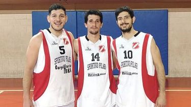TRÍO. Juampi Cáceres, Thomas Lynn y Maxi Gutiérrez, en la Avenida..