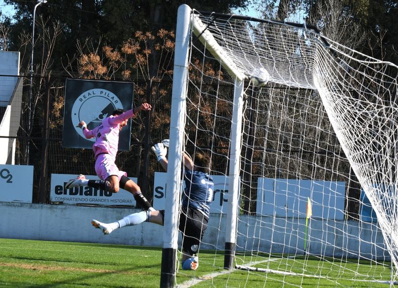 Eloy Rodríguez ya fusiló al arquero de Defensores Unidos para poner el 1-0 parcial en el primer tiempo.