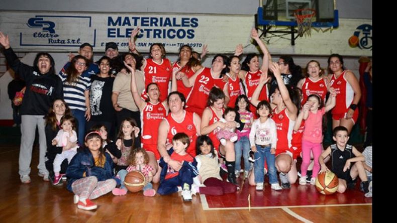 Las Diablitas festejaron con familiares y amigos el gran triunfo ante las campeonas..