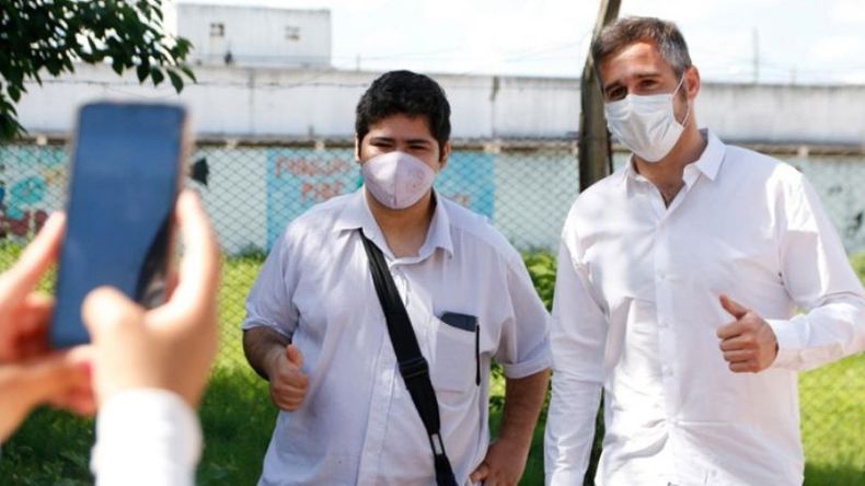 TODO OK. Achával junto a un estudiante. El programa busca incentivar así la revinculación..