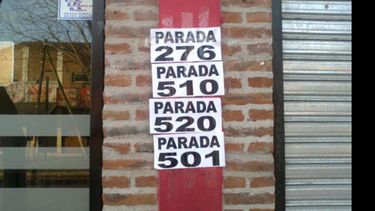 Ahora, las paradas de Villa Rosa vuelen a estar señalizadas, pero todavía falta información..