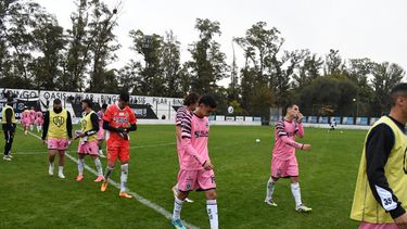 CARAS LARGAS. Los jugadores de Real Pilar se van preocupados por la derrota en casa. CARAS LARGAS. Los jugadores de Real Pilar se van preocupados por la derrota en casa.