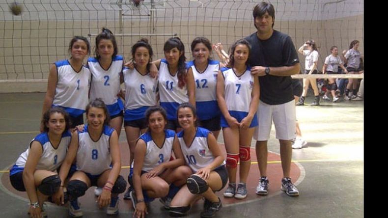 El equipo dirigido por Verón se impuso 25-20 y 25-9..