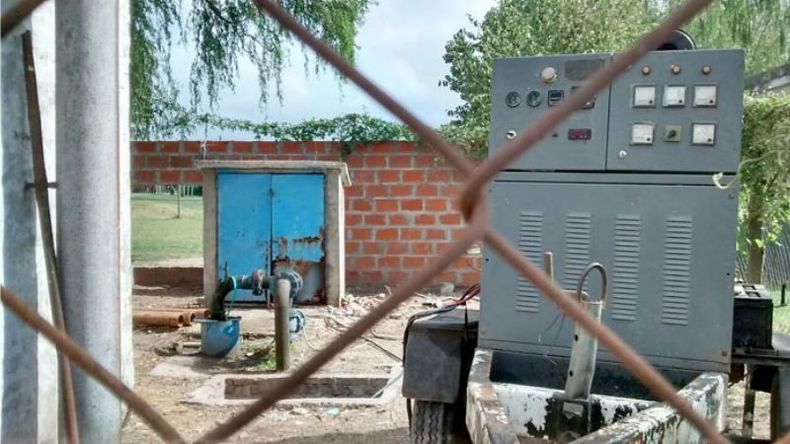 ABANDONO. Los vecinos pidieron que se resguarde el equipo que les provee agua..