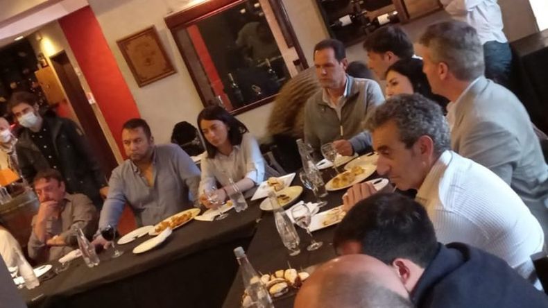 A LA MESA. Barreto compartió propuestas con Randazzo y otros candidatos..