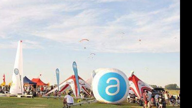 Los parementes pilarenses ayudaron a darle color y volumen al evento en Junín..